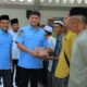 Bupati Labura Hendriyanto Sitorus bersama Sekda dan Wabup Samsul Tanjung dalam penyerahan tali asih di Aula Ahmad Dewi Syukur, Rabu(13/3). (Waspada/dok.Kominfo Labura)