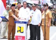 Bupati Simalungun dan Pj Gubsu saat mendampingi Presiden RI pada peresmian Pelaksanaan Inpres Jalan Daerah di Prov. Sumut yang digelar di Jalan DI Panjaitan Kota Tanjungbalai, ditandai penekanan tombol sirene, Kamis (14/2).(Waspada/ist).