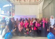 Jelang bulan Ramadan, emak – emak yang tergabung dalam barisan Ikatan Pengusaha Muslimah Indonesia (IPeMI) Kota Lhokseumawe membagikan bantuan Sembako kepada 100 warga miskin di Kec. Banda Sakti, Kamis (7/3), berlangsung di ANN Cafe. Waspada / Zainuddin. Abdullah