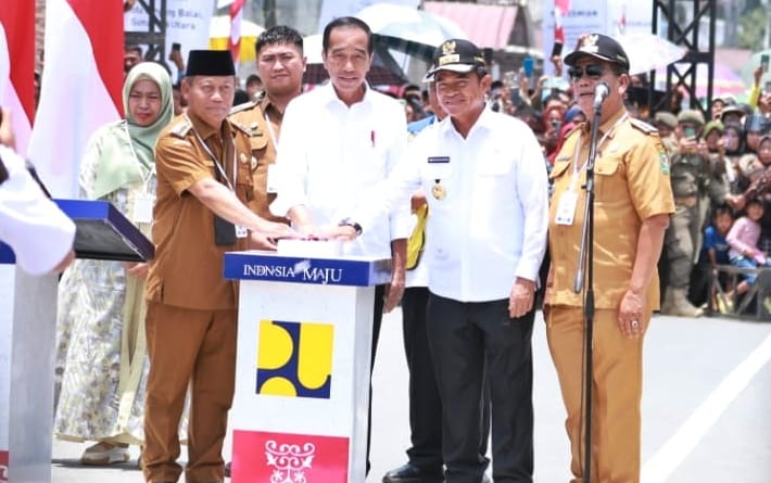 Bupati Simalungun dan Pj Gubsu saat mendampingi Presiden RI pada peresmian Pelaksanaan Inpres Jalan Daerah di Prov. Sumut yang digelar di Jalan DI Panjaitan Kota Tanjungbalai, ditandai penekanan tombol sirene, Kamis (14/2).(Waspada/ist).