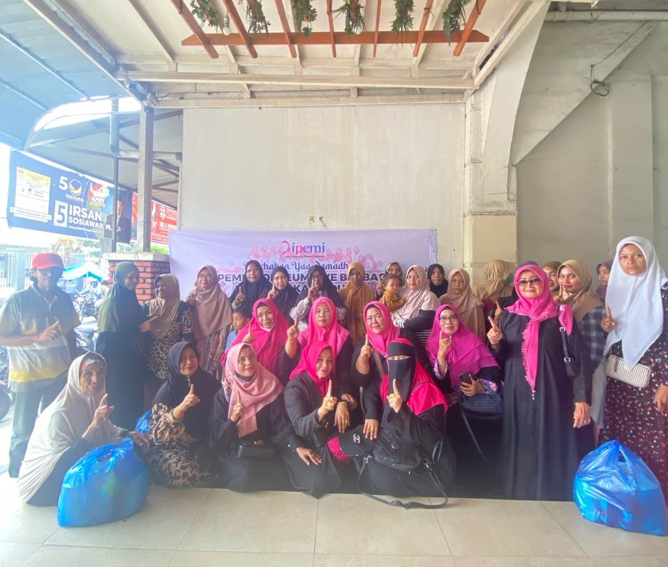 Jelang bulan Ramadan, emak – emak yang tergabung dalam barisan Ikatan Pengusaha Muslimah Indonesia (IPeMI) Kota Lhokseumawe membagikan bantuan Sembako kepada 100 warga miskin di Kec. Banda Sakti, Kamis (7/3), berlangsung di ANN Cafe. Waspada / Zainuddin. Abdullah