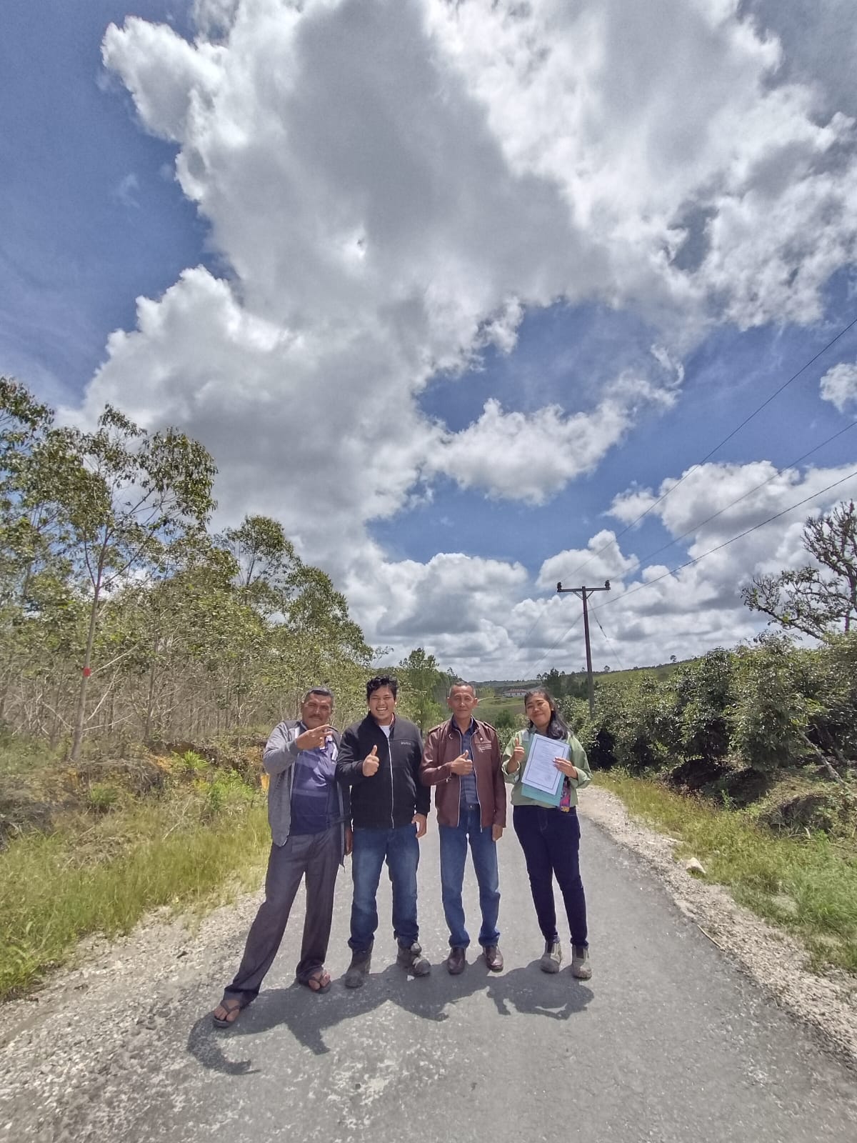 Staf TPL dan Kepala Desa Horisan Ranggitgit berfoto bersama di jalan pertanian yang sudah selesai dikerjakan pihak TPL melalui program Community Development (CD). Waspada/ist