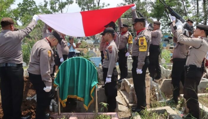 Personel Polres Bengkalis Dimakamkan Dengan Tradisi Kepolisian