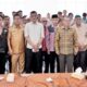 Bupati Simalungun Radiapoh H Sinaga dan para tokoh masyarakat foto bersama usai mengadakan pertemuan, Kamis (14/3).(Waspada/ist)