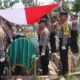 Polres Pematangsiantar melaksanakan persemayaman dan pemakaman personel Polres Bengkalis Polda Riau, almarhum Aiptu Afrizal Kemit mulai dari rumah orangtua almarhum sampai ke TPU Muslim, Jl. Singosari, Kel. Bantan, Kec. Siantar Barat, Kamis (7/3) pukul 12:30.(Waspada -Ist).