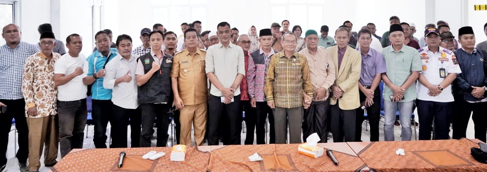 Bupati Simalungun Radiapoh H Sinaga dan para tokoh masyarakat foto bersama usai mengadakan pertemuan, Kamis (14/3).(Waspada/ist)