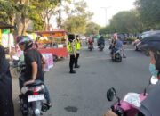 Tampak personel kepolisian dari Polresta Banda Aceh berjaga-jaga di sejumlah pasar takjil untuk mengamankan dan mengatur arus lalu lintas di sekitarnya. (Waspada/Zafrullah)