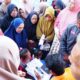 Warga Kecamatan Kuta Cot Glie antri untuk mengambil beras bantuan Pemerintah Cadangan Beras Tahap II untuk warga Kecamatan Kuta Cot Glie di Kantor POS Cabang Pembantu Indrapuri, Aceh Besar, Kamis (7/3). (Waspada/Ist)