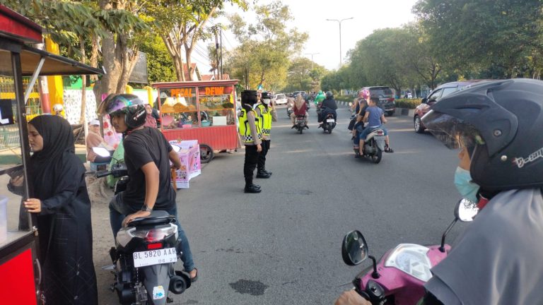 Tampak personel kepolisian dari Polresta Banda Aceh berjaga-jaga di sejumlah pasar takjil untuk mengamankan dan mengatur arus lalu lintas di sekitarnya. (Waspada/Zafrullah)