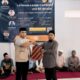 Ketua Panitia Indra (kiri) menyerahkan 31 peserta LKD Ikatan Kader Siswa Dakwah kepada MoT kanda Mubashirullah pada pembukaan di Dayah Terpadu Inshafuddin Banda Aceh, Kamis (14/03/24). (Waspada/T.Mansursyah)