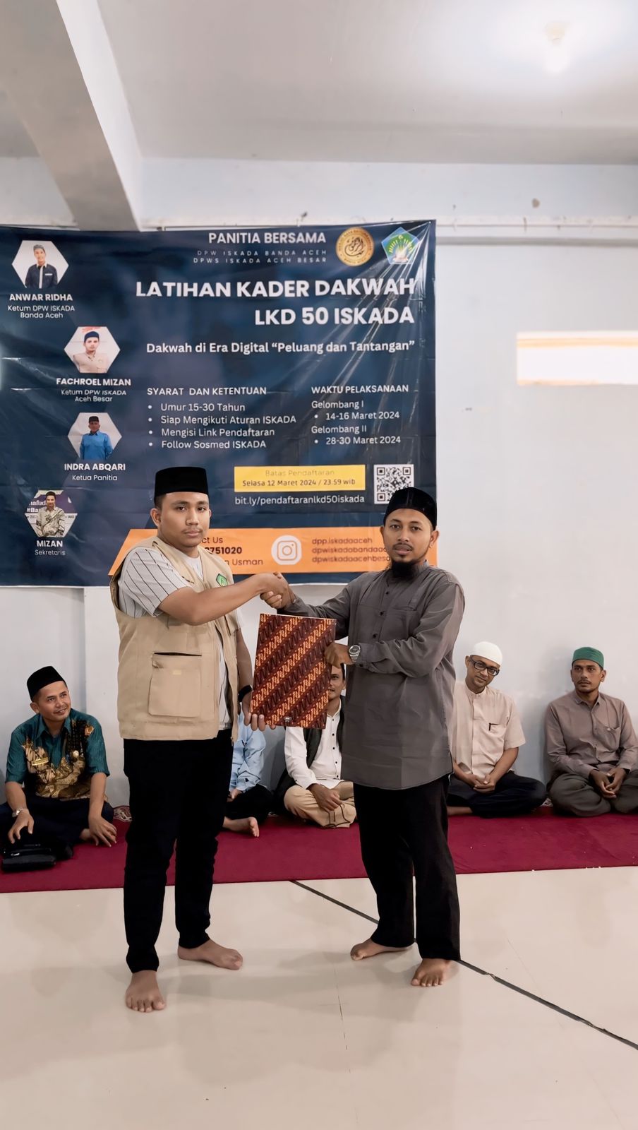 Ketua Panitia Indra (kiri) menyerahkan 31 peserta LKD Ikatan Kader Siswa Dakwah kepada MoT kanda Mubashirullah pada pembukaan di Dayah Terpadu Inshafuddin Banda Aceh, Kamis (14/03/24). (Waspada/T.Mansursyah)