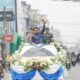 CAMAT Lubukpakam Drs.Syahdin Setia Budi Pane (memegang Piala Adipura) didampingi Dan Ramil Lubukpakam Kapten Inf Poniman, Kapolsek AKP Rusdi mengarak Piala Adipura menggunakan mobil hias mengelilingi Kota Lubukpakam, Kamis (7/3). (Waspada/Khairul K Siregar/B)