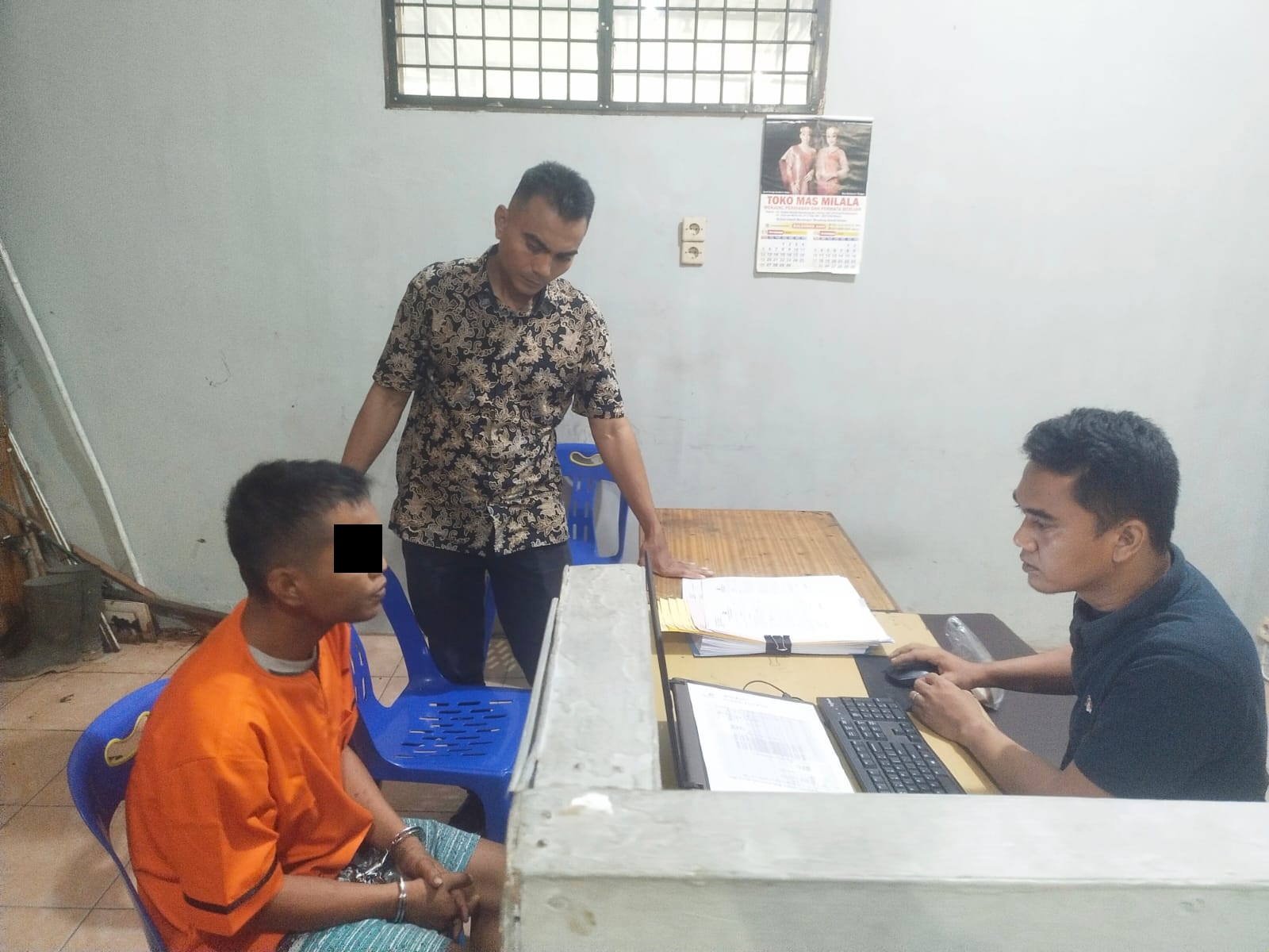 Kanit Reskrim Polsek Lubukpakam Ipda Hidayat Hasibuan saat menginterogasi tersangka AS. (Waspada/Edward Limbong).