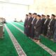 Sekretaris Umum MUI Sumut Prof.Dr.Asmuni MA (kiri) saat mengukuhkan pengurus DP MUI Padangsidimpuan Masa Khidmat 2023-2028 di Masjid Agung Al-Abror Padangsidimpuan, Kamis (7/3).Waspada/Mohot Lubis