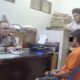Kapolsek Lubukpakam Polresta Deliserdang, AKP Rusdi saat mengintrogasi tersangka. (Waspada/Edward Limbong).