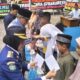 Wali Kota Pematangsiantar Susanti Dewayani (kiri) memberikan santunan kepada anak yatim saat peringatan Isra Miraj Nabi Muhammad SAWdan menyambut bulan suci Ramadan 1445 H dengan penyelenggara Ukhuwah Jurnalis Siantar-Simalungun di lapangan parkir pariwisata, Jl. Merdeka, Kamis (7/3).(Waspada-Ist).