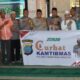 Kapolres Pematangsiantar AKBP Yogen Heroes Baruno (sepuluh kanan depan) pose bersama jamaah masjid dan lainnya setelah melaksanakan safari Jumat Curhat Kamtibmas di momen Ramadan 1445 H di Masjid A-Hanif, Jl. Ade Irma, Kel. Melayu, Kec. Siantar Utara, Jumat (15/3).(Waspada-Ist).