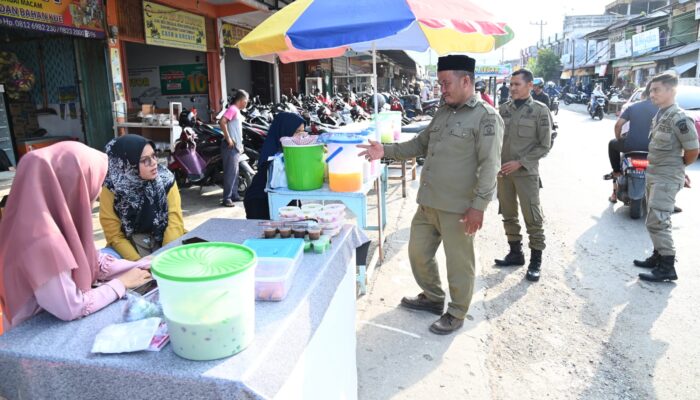 Satpol PP-WH Aceh Besar Tertibkan Lapak Pedagang Takjil