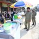 Personel Satpol PP dan WH Aceh Besar, memantau suasana pedagang musiman penjual panganan berbuka puasa di kawasan Lambaro, Kecamatan Ingin Jaya, Aceh Besar, Jumat (15/3) sore.