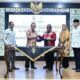 Pj Wali Kota Banda Aceh, Amiruddin, dan Pj Bupati Aceh Utara, Mahyuzar, berjabatan tangan usai menandatangani MoU kerjasama pelayanan tera di pendopo wali kota. (Waspada/Zafrullah)