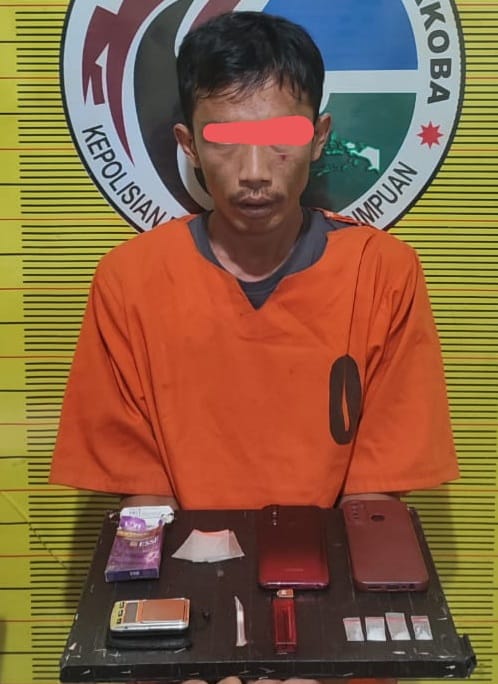 Tersangka JDAS bersama barang bukti diamankan di Mapolres Padangsidimpuan. (Waspada/Ist)