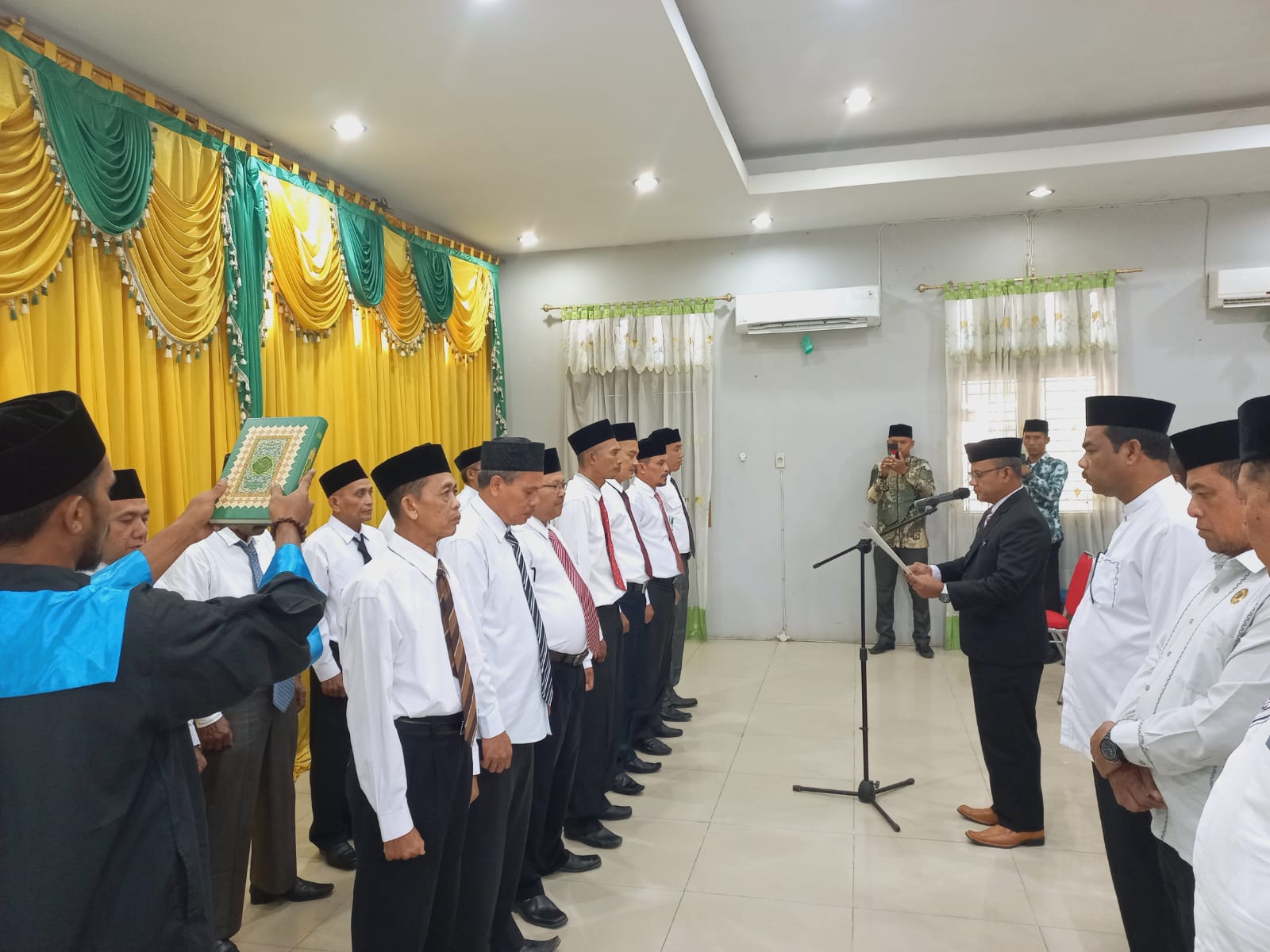 Kepala Kankemenag Aceh Timur, H Salamina, S.Ag, MA, memimpin proses pelantikan dan sumpah jabatan 13 kepala KUA di Lantai II Kankemenag Aceh Timur di Idi, Jumat (15/3). Waspada/H. Muhammad Ishak