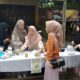 Santri Ponpes Al Mukhlisin Sibuhuan uji kemampuan berwirausaha dengan jualan makanan dan minuman bukaan puasa. (Waspada/Idaham Butar Butar)