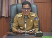 Pj Wali Kota Langsa, Syaridin SPd, MPd, saat memimpin rapat, Jumat (1/3). Waspada/Rapian.