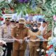 Bupati Madina bersama Wakil Bupati melakukan pengguntingan pita tanda dimulainya acara kegiatan HUT Madina.(Waspada/Sarmin Harahap)