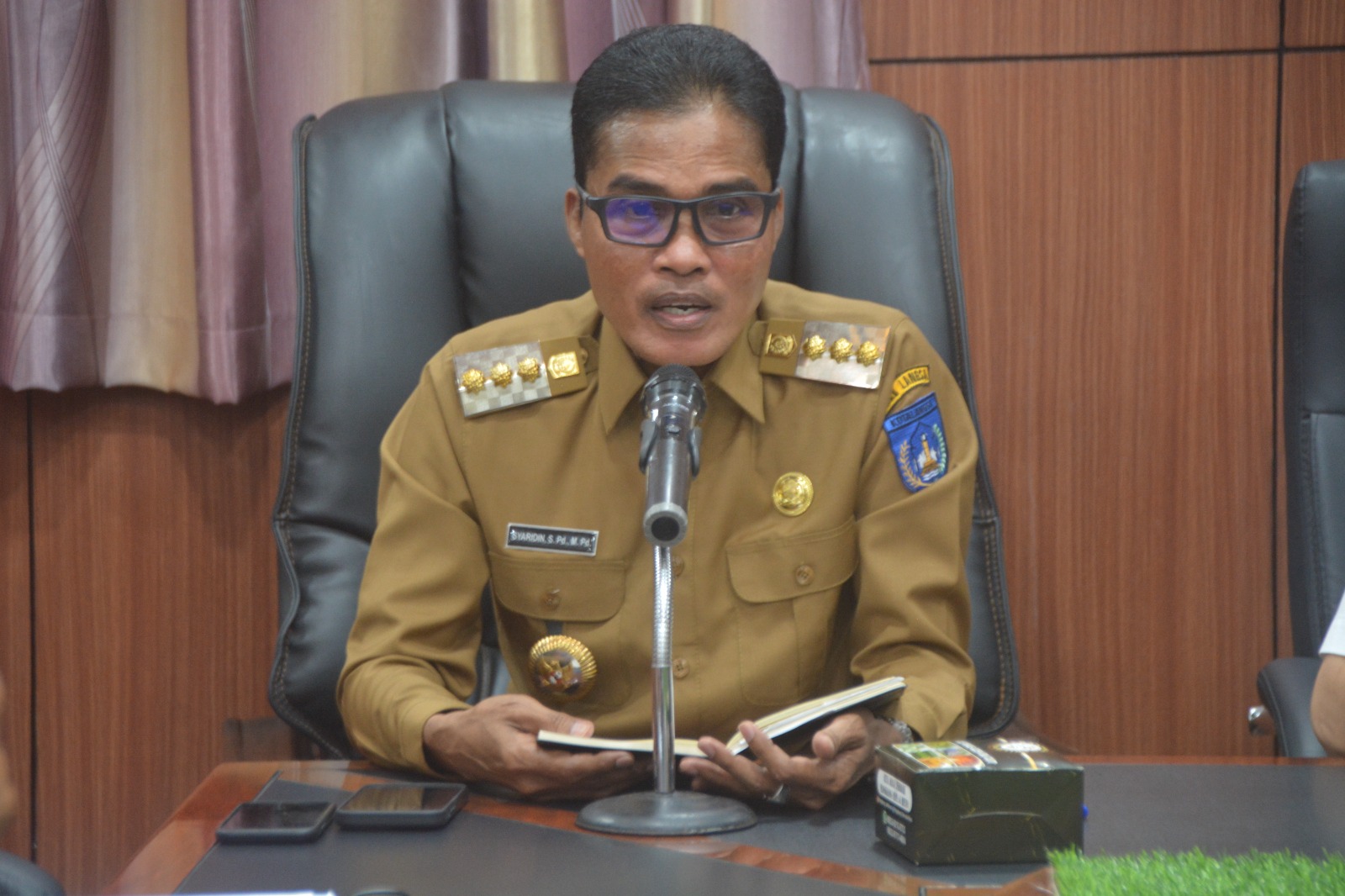Pj Wali Kota Langsa, Syaridin SPd, MPd, saat memimpin rapat, Jumat (1/3). Waspada/Rapian.