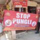 Personel Polsek Krueng Barona Jaya dan masyarakat membentangkan spanduk Setop Pungli sekaligus menyatakan sapu bersih pungli kepada masyarakat. (Waspada/Zafrullah)