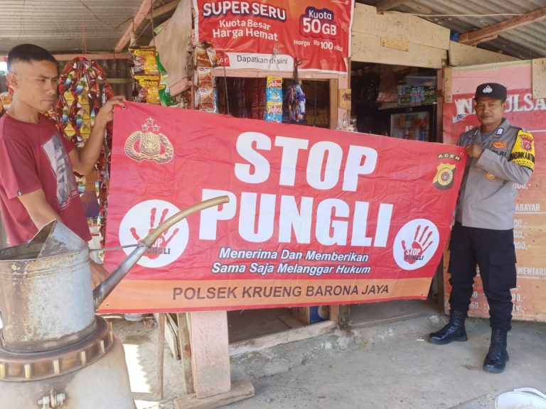Personel Polsek Krueng Barona Jaya dan masyarakat membentangkan spanduk Setop Pungli sekaligus menyatakan sapu bersih pungli kepada masyarakat. (Waspada/Zafrullah)