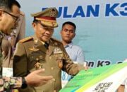 Kepala Kantor Wilayah BPJS Ketenagakerjaaan Sumbagut Henky Rhosidien (kiri) saat menjelaskan penerima santunan kepada Pj Gubsu.Waspada/ist.