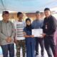 Kepala Disdikbud Aceh Timur, Saiful Basri, menyerahkan bantuan ke Salsabila, didampingi orangtuanya, Edi Surya, di Naleung, Julok, Aceh Timur, Jumat (8/3). Waspada/H. Muhammad Ishak