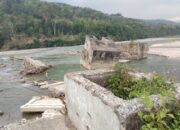 Jembatan Mendabe yang putus belum juga dilakukan perbaikan. Waspada/Ali Amran