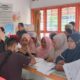 Petugas kantor KCP Pos Indonesia Sukamakmur, melayani masyarakat KPM yang mengambil beras CPP, Jumat (8/3). (Waspada/Ist)