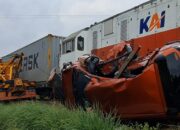 Kondisi mobil yang rusak parah akibat tertabrak KA di Jalan Gunung Arjuna, Kelurahan Mekar Sentosa, Kecamatan Rambutan, Kota Tebingtinggi, Sabtu (16/3). Waspada/Ist