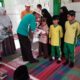 Kepala MIN 2 Langsa, Uziana, saat menyerahkan sejumlah beras kepada anak yatim, kaum dhuafa dan beberapa dayah yang ada di Kota Langsa, Jumat (8/3). Waspada/Rapian.