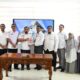 Pj Bupati Aceh Besar, Muhammad Iswanto bersama Kepala Sub Auditorat Aceh 1 BPK RI Perwakilan Aceh, Triana dan Kepala OPD Pemkab Aceh Besar foto bersama usai penandatanganan Penyerahan Laporan Keuangan Pemerintah Daerah Tahun 2023 di Kantor BPK Perwakilan Aceh, Banda Aceh, Rabu (6/3). (Waspada/Ist)