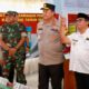 Kapolda Aceh Irjen Pol Achmad Kartiko sedang memperhatikan penjelsan Pj Bupati Pidie Ir Wahyudi Adisiswanto beberapa waktu lalu. Waspada/Dok