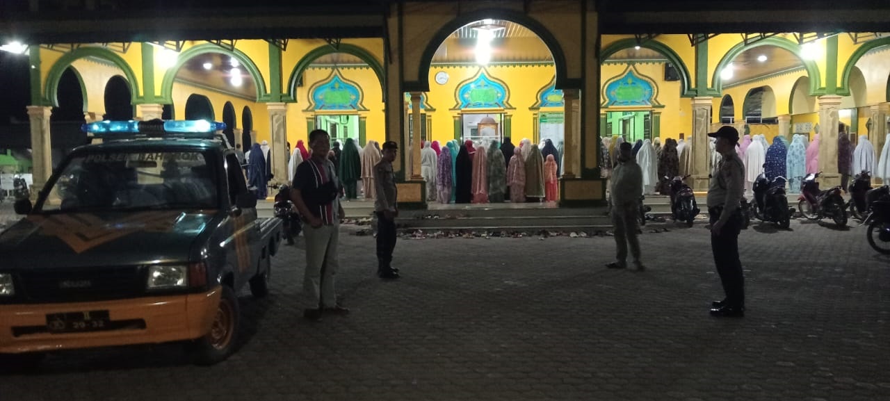 Polres Langkat beserta Polsek  melaksanakan pengamanan salat tarawih di masjid wilayah hukum Polres Langkat, Senin (11/03/2024). Waspada/ist 