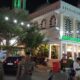 Personel Polresta Banda Aceh dan Polsek jajaran berjaga di depan masjid untuk memberikan rasa aman dan nyaman kepada jamaah yang sedang menjalankan ibadah shalat Tarawih. (Waspada/Zafrullah)