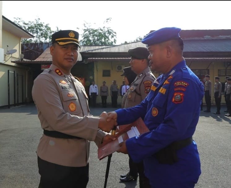 Kapolres Sibolga, AKBP Achmad Fauzy berikan penghargaan kepada 3 personelnya, Senin (18/3). Waspada/ist