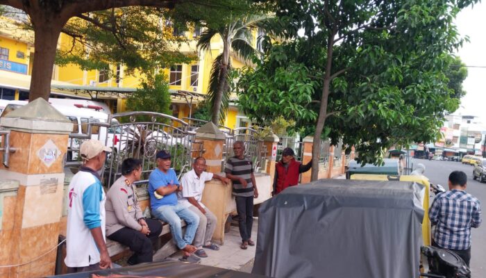 Kapolres Binjai Berbincang Dengan Abang Becak