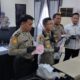 KAPOLRESTABES Medan Kombes TJS Marbun didampingi Kapolsek Medan Helvetia Kompol Alexander Piliang, Kasat Reskrim Kompol Jama Purba memperlihatkan barang bukti yang digunakan oleh tersangka TK untuk membunuh korbannya, Jumat (22/3) di Mapolrestabes Medan. Waspada/Andi Aria Tirtayasa
