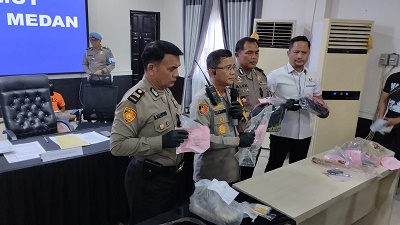 KAPOLRESTABES Medan Kombes TJS Marbun didampingi Kapolsek Medan Helvetia Kompol Alexander Piliang, Kasat Reskrim Kompol Jama Purba memperlihatkan barang bukti yang digunakan oleh tersangka TK untuk membunuh korbannya, Jumat (22/3) di Mapolrestabes Medan. Waspada/Andi Aria Tirtayasa