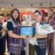 KETUA TP PKK Kota Medan, Kahiyang Ayu Bobby Nasution yang juga Ketua Dekranasda Kota Medan menyaksikan Medan Raya Fashion Week di atrium Mall Center Point, Sabtu (23/3/24). Waspada/Ist
