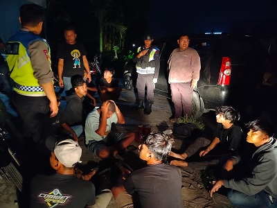 POLISI mengamankan sejumlah pemuda diduga hendak melakukan balap liar di Glugur Rimbun, Minggu (24/3) dinihari Waspada/Ist