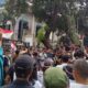 Anggota DPRD Sumut Edi Surahman Sinuraya (tengah) tampak emosi ketika menyampaikan pandangan di depan peserta aksi yang menggelar aksi unjukrasa damai di depan gedung DPRD Sumut Medan, Selasa (5/3). Waspada/Partono Budy