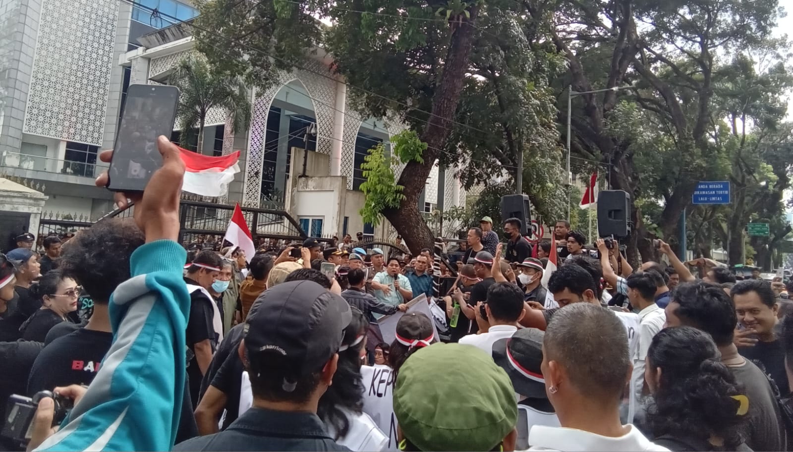 Anggota DPRD Sumut Edi Surahman Sinuraya (tengah) tampak emosi ketika menyampaikan pandangan di depan peserta aksi yang menggelar aksi unjukrasa damai di depan gedung DPRD Sumut Medan, Selasa (5/3). Waspada/Partono Budy